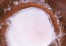 Cratère de glace sur Mars photographié par la sonde Cratère de glace sur Mars photographié par la sonde