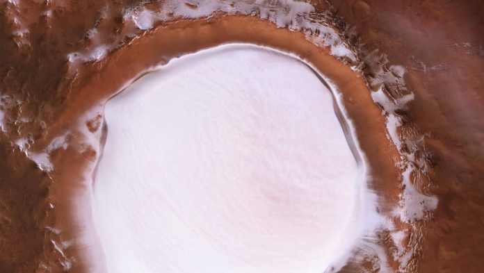 Cratère de glace sur Mars photographié par la sonde