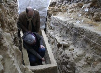 Découverte d’un sarcophage dans la cathédrale de Bayeux Découverte d'un sarcophage dans la cathédrale de Bayeux
