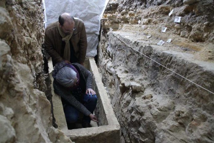 Découverte d'un sarcophage dans la cathédrale de Bayeux