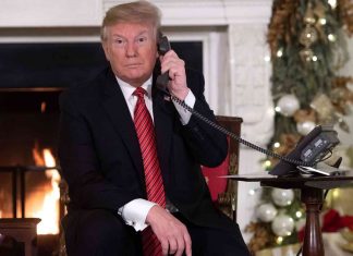Donald Trump demande à un enfant s’il croit encore au Père Noël Donald Trump demande à un enfant s'il croit encore au Père Noël