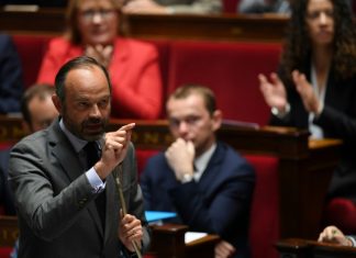 Édouard Philippe applaudi à l’Assemblée nationale Édouard Philippe applaudi à l'Assemblée nationale