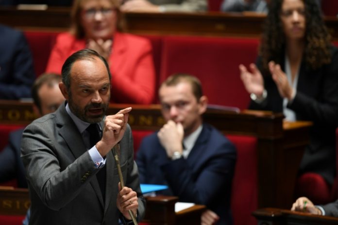 Édouard Philippe applaudi à l'Assemblée nationale