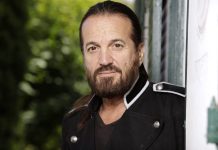 Francis Lalanne propose aux gilets jaunes de devenir leur représentant (Détail) Francis Lalanne propose aux gilets jaunes de devenir leur représentant (Détail)