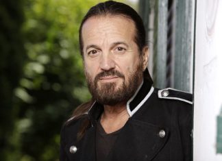 Francis Lalanne propose aux gilets jaunes de devenir leur représentant (Détail) Francis Lalanne propose aux gilets jaunes de devenir leur représentant (Détail)