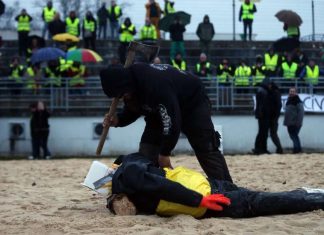 Gilets jaunes: l’effigie de Macron décapitée en Charente (Photo) Gilets jaunes: l'effigie de Macron décapitée en Charente (Photo)