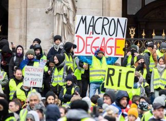 L’auteur de la pancarte «Macron dégage» retouchée par France 3 saisit le CSA L'auteur de la pancarte «Macron dégage» retouchée par France 3 saisit le CSA