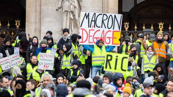 L'auteur de la pancarte «Macron dégage» retouchée par France 3 saisit le CSA