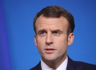 Macron répond à la pétition sur les prix du carburant (Détail) Macron répond à la pétition sur les prix du carburant (Détail)