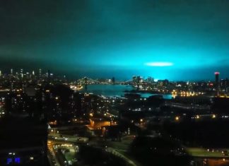 New York: l’explosion dans une Centrale électrique rempli le ciel de lumière bleue New York l'explosion dans une Centrale électrique rempli le ciel de lumière bleue