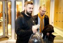 Le Gilet jaune Éric Drouet arrêté près des Champs-Elysées (Détail) Le Gilet jaune Éric Drouet arrêté près des Champs-Elysées (Détail)