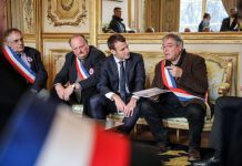 Macron lance le grand débat devant 600 maires normands (Détail) Macron lance le grand débat devant 600 maires normands (Détail)