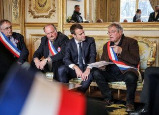 Macron lance le grand débat devant 600 maires normands (Détail) Macron lance le grand débat devant 600 maires normands (Détail)