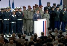 Macron promet de sauter en parachute Macron promet de sauter en parachute