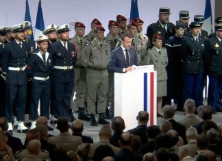 Macron promet de sauter en parachute Macron promet de sauter en parachute