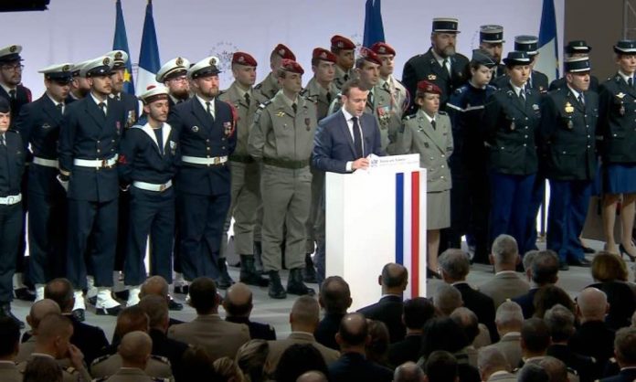 Macron promet de sauter en parachute