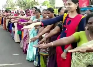Temple: Deux femmes entrent dans l’un des sanctuaires hindous les plus sacrés Temple: Deux femmes entrent dans l'un des sanctuaires hindous les plus sacrés