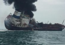 Un pétrolier part en flammes au large d’Hong Kong (Détail) Un pétrolier part en flammes au large d'Hong Kong (Détail)