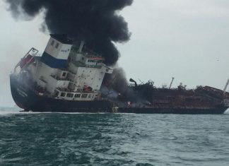 Un pétrolier part en flammes au large d’Hong Kong (Détail) Un pétrolier part en flammes au large d'Hong Kong (Détail)