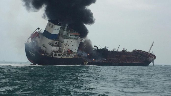 Un pétrolier part en flammes au large d'Hong Kong (Détail)