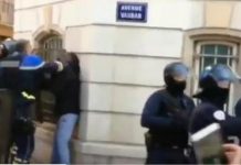Un Policier frappe des manifestants « gilets jaunes » (Vidéo) Un Policier frappe des manifestants "gilets jaunes" (Vidéo)