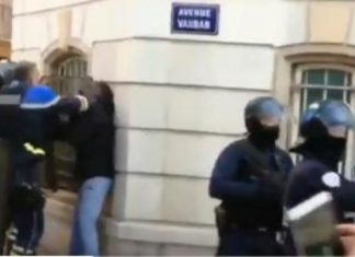 Un Policier frappe des manifestants « gilets jaunes » (Vidéo) Un Policier frappe des manifestants "gilets jaunes" (Vidéo)