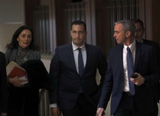 Alexandre Benalla porte plainte (détail) Alexandre Benalla porte plainte (détail)