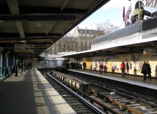 Attaque à l’acide dans le métro à Paris: un homme grièvement blessé Attaque à l'acide dans le métro à Paris: un homme grièvement blessé