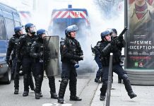 Dettinger veut porter plainte contre Macron (détail) Dettinger veut porter plainte contre Macron (détail)