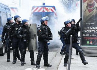 Dettinger veut porter plainte contre Macron (détail) Dettinger veut porter plainte contre Macron (détail)