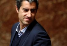 François Ruffin sort un livre contre Emmanuel Macron (détail) François Ruffin sort un livre contre Emmanuel Macron (détail)