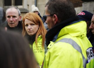 Ingrid Levavasseur est exfiltrée du cortège des Gilets jaunes à Paris (détail) Ingrid Levavasseur est exfiltrée du cortège des Gilets jaunes à Paris (détail)