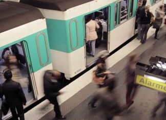 Jet de liquide dans le métro parisien: un suspect interpellé (détail) Jet de liquide dans le métro parisien: un suspect interpellé (détail)