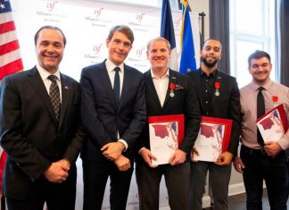 Les héros du Thalys ont reçu la nationalité française (Détail) Les héros du Thalys ont reçu la nationalité française (Détail)