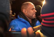 R. Kelly inculpé pour pédophilie et abus sexuels (détail) R. Kelly inculpé pour pédophilie et abus sexuels (détail)