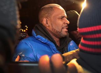 R. Kelly inculpé pour pédophilie et abus sexuels (détail) R. Kelly inculpé pour pédophilie et abus sexuels (détail)