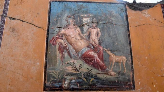 Une fresque de Narcisse découverte à Pompéi