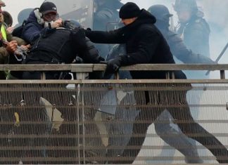 Christophe Dettinger mis à pied par la mairie d’Arpajon (détail) Christophe Dettinger mis à pied par la mairie d'Arpajon (détail)