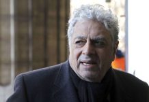 Enrico Macias doit rembourser 30 millions d’euros à une banque (détail) Enrico Macias doit rembourser 30 millions d'euros à une banque (détail)