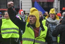 Gilets jaunes acte 17 : des manifestants se rassemblent sur les Champs-Elysées Gilets jaunes acte 17 : des manifestants se rassemblent sur les Champs-Elysées