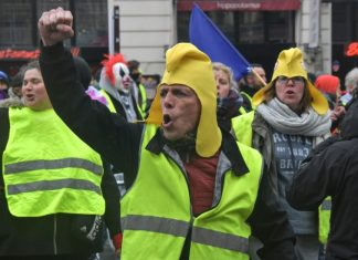Gilets jaunes acte 17 : des manifestants se rassemblent sur les Champs-Elysées Gilets jaunes acte 17 : des manifestants se rassemblent sur les Champs-Elysées