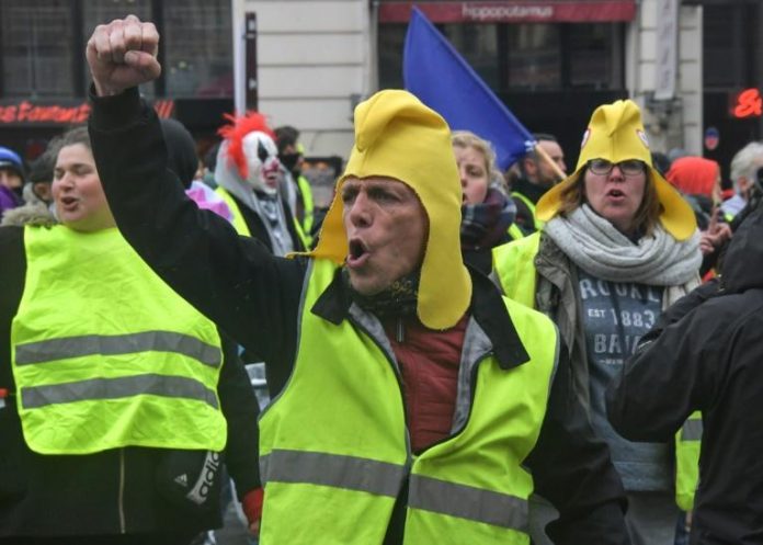 Gilets jaunes acte 17 : des manifestants se rassemblent sur les Champs-Elysées