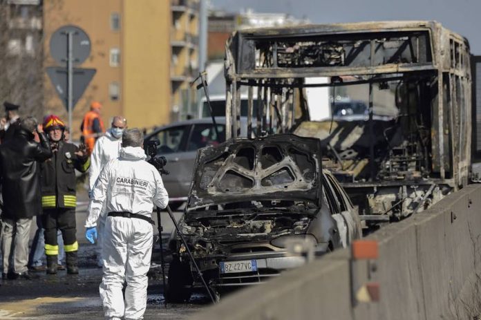 Italie: Collégiens pris en otage dans un bus (massacre évité de justess)