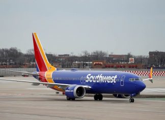 Un Boeing 737 MAX contraint à un atterrissage d’urgence (détail) Un Boeing 737 MAX contraint à un atterrissage d'urgence (détail)