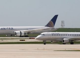 Un Boeing 787 d’United Airlines se pose en urgence à Tontouta (détail) Un Boeing 787 d'United Airlines se pose en urgence à Tontouta (détail)