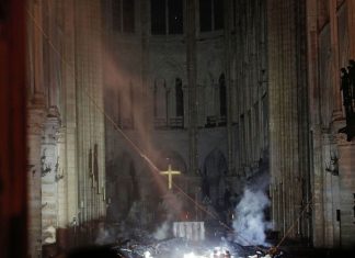 Emmanuel Macron reporte son allocution à cause de l’incendie de Notre-Dame Emmanuel Macron reporte son allocution à cause de l'incendie de Notre-Dame