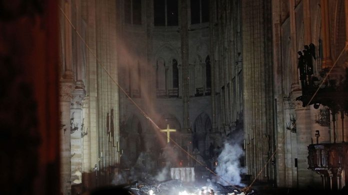 Emmanuel Macron reporte son allocution à cause de l'incendie de Notre-Dame