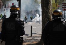 Gilets jaunes : un CRS se vante de gagner «500 euros» par week-end (détail) Gilets jaunes : un CRS se vante de gagner «500 euros» par week-end (détail)
