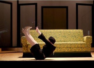 Royaume-Uni : Un humoriste meurt sur scène, les spectateurs croient à une blague Royaume-Uni : Un humoriste meurt sur scène, les spectateurs croient à une blague