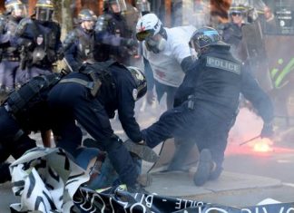 Un colonel de gendarmerie reconnaît des violences policières (détail) Un colonel de gendarmerie reconnaît des violences policières (détail)